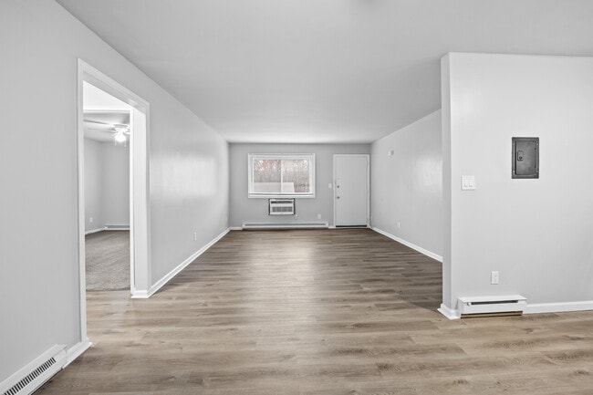 Entryway - Shore Hill Apartments