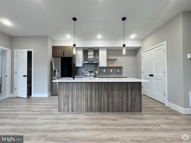 Building Photo - 646 W Huntingdon St Unit 1 Rental