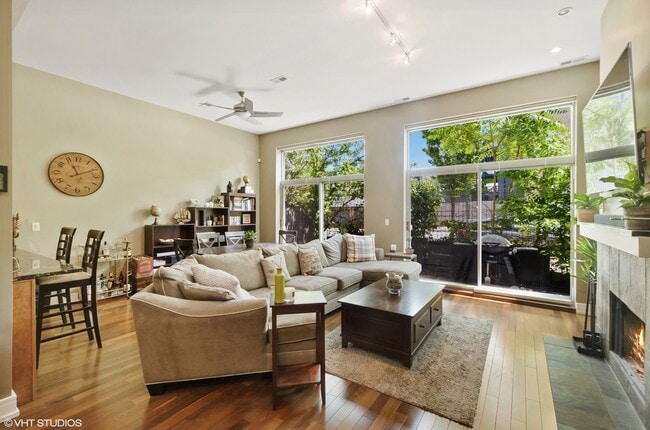 Building Photo - 902 N Elston Ave Unit 102