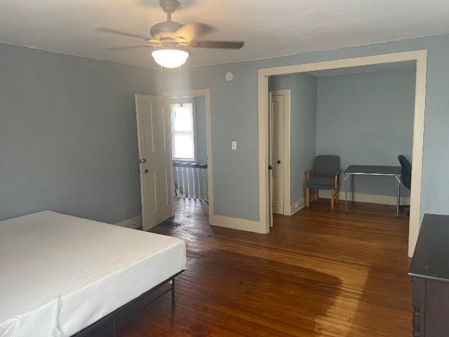 Building Photo - 158 E 3rd St Rental