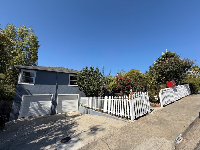 Building Photo - Spacious 5BD/2BA Home in San Carlos with S...