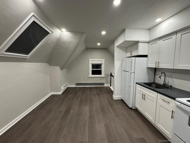 Building Photo - 644 Brooks St Unit 3 Rental