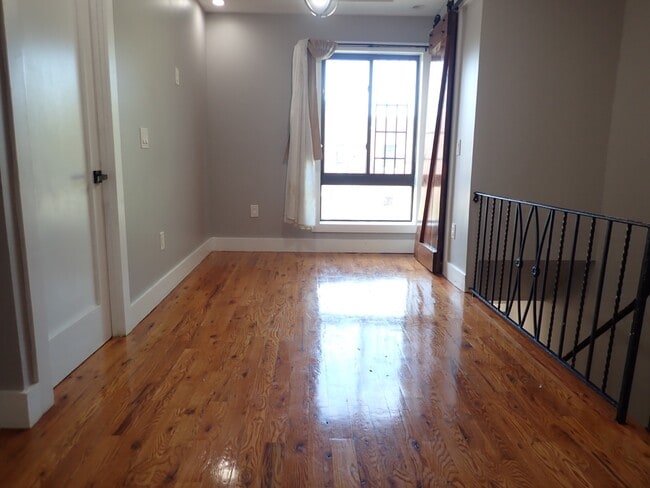Building Photo - 203 Crystal St Unit 2 Rental