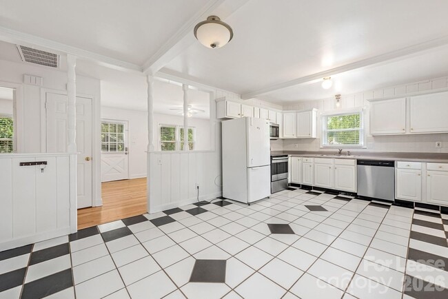 Photo - 1129 Eastview Dr