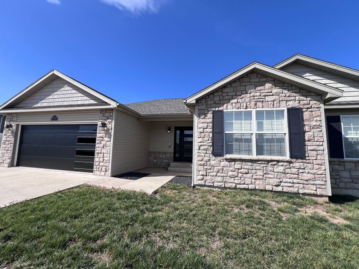 Photo - Beautiful Modern 5-Bedroom Home in Brush Creek-St. Robert!