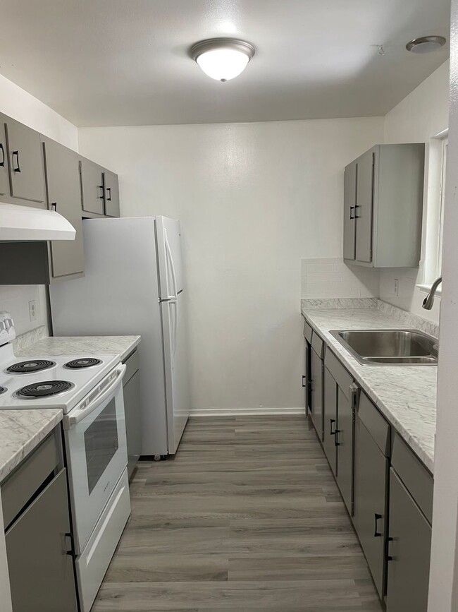 Building Photo - 3685 Tamarack Ave Unit 1