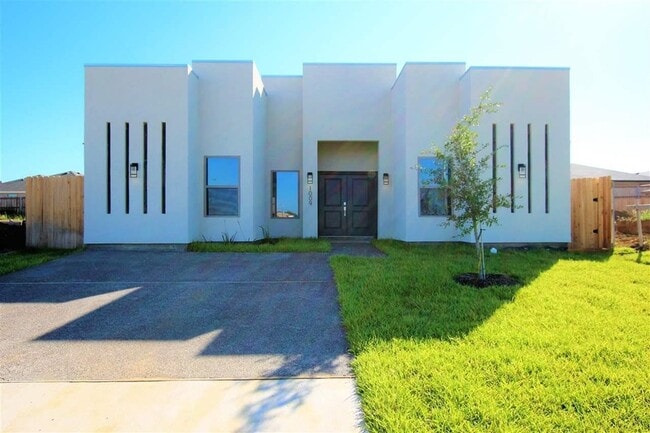 Building Photo - 1009 La Muralla St