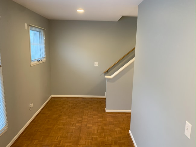 Comedor y escaleras - 2119 Fulton Ave