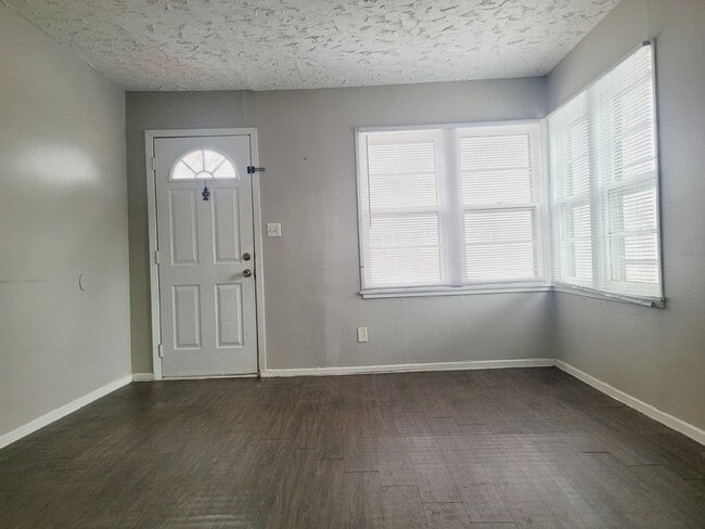 Photo - 405 N Greenwich St