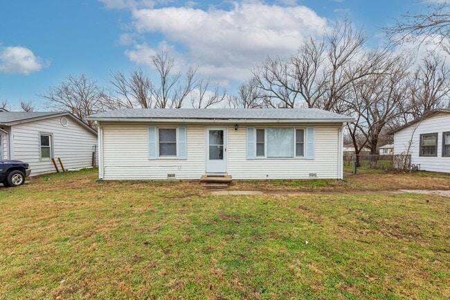 Building Photo - Move in ready - 2 Bed 1 Bath In Quiet Neig...