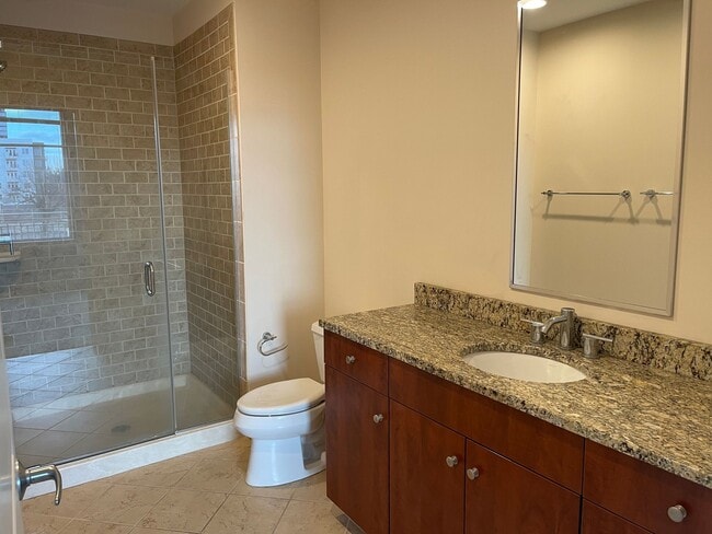 Building Photo - Your Dream Downtown Condo Awaits! Unit 1