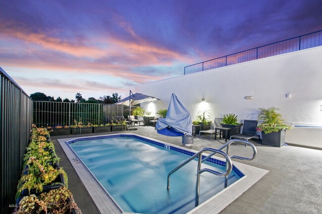 Luxury Sparkling Pool