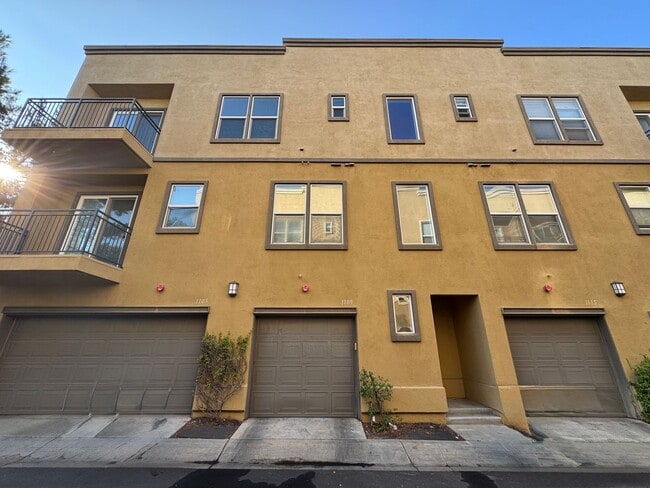 Building Photo - Beautiful 3 Bd/2Ba Spacious Home in Fuller...