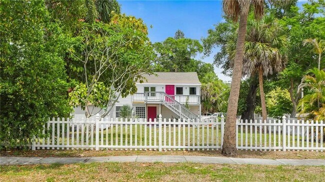 Photo - 3505 Iris St N