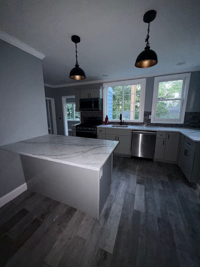 Photo - 1611 Bayview Ave