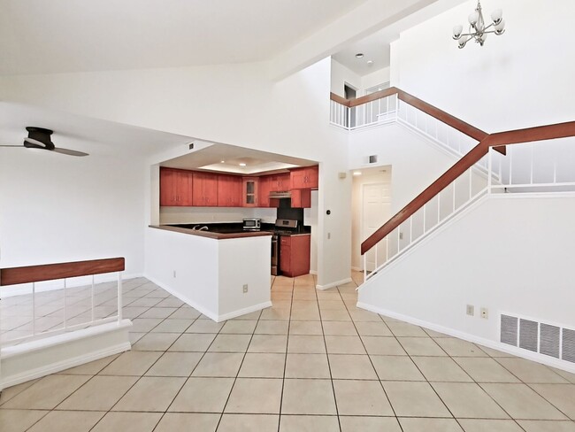 Building Photo - Lakeview Townhouse - 2 Bed / 1 ½ Bath