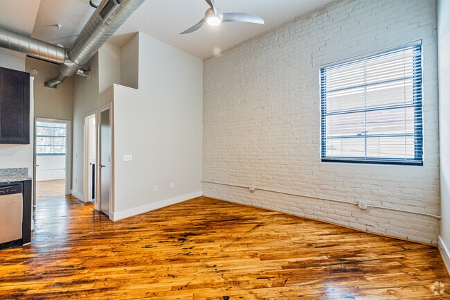 1BR, 1BA - 560SF - Livingroom