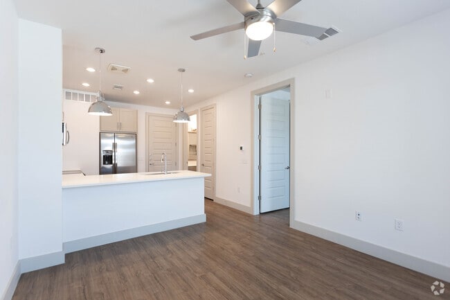 1HAB, 1BA - 603 ft² - The Drake