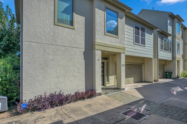 Photo - 932 Lester St