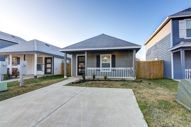 Photo - 16428 Jasmine Marie Pl
