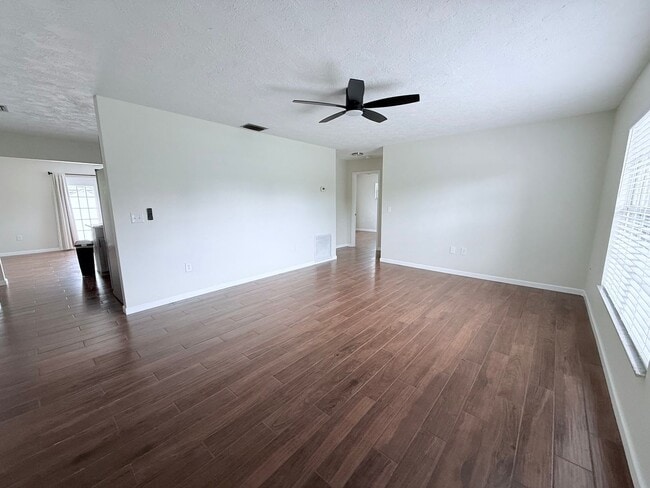 Photo - 2953 Oak St