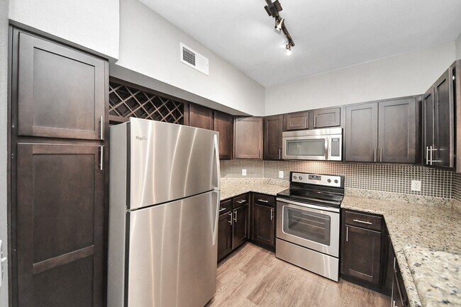 Building Photo - 3003 Memorial Ct Unit 2241