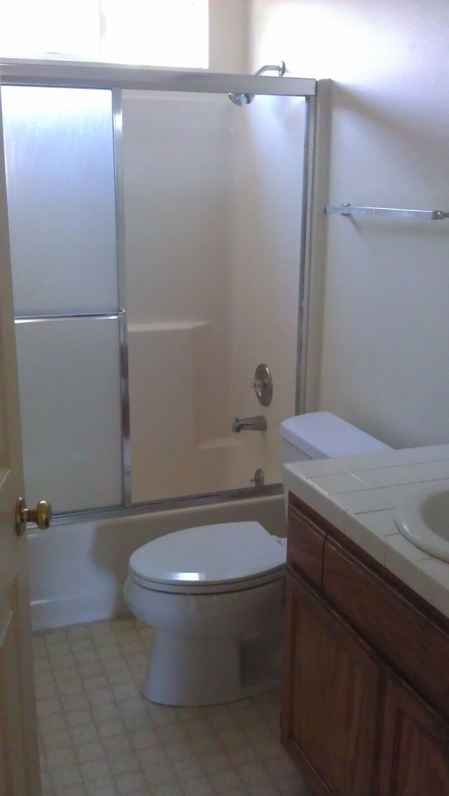 Guest Bath - 816 1st St W