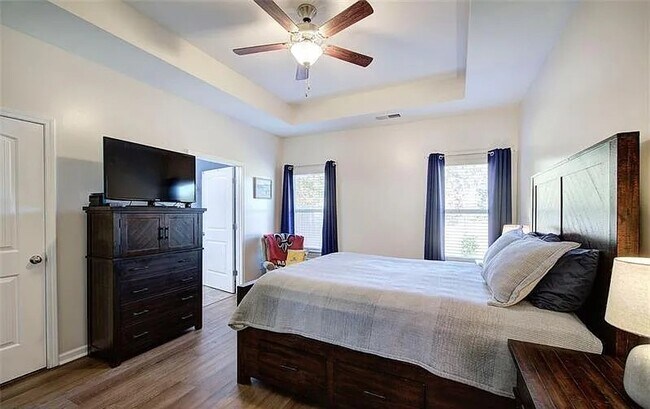 Master bedroom - 31 Bentley Ln SW