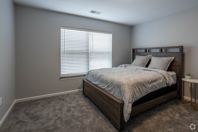 1BR, 1BA 900SQ - Bedroom