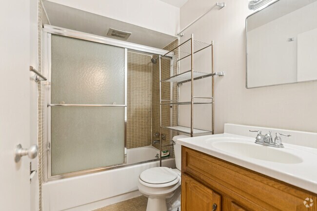 2BR, 1BA - 700SF - Bathroom