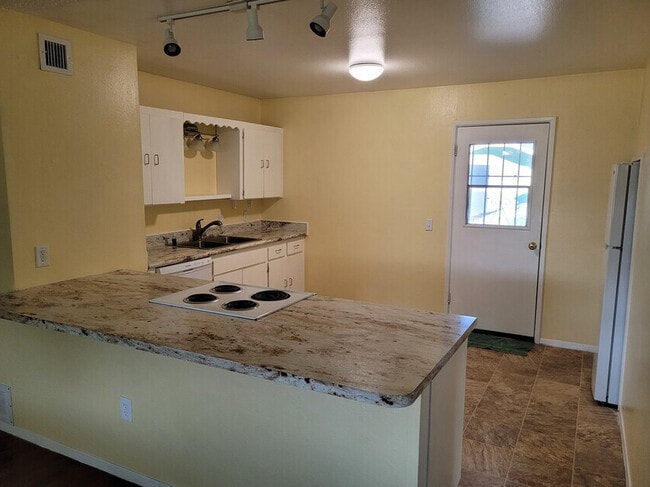 Building Photo - 1033 S 5th St