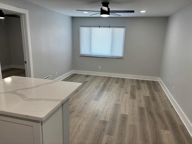 Photo - 87 E 4th Ave Unidad E