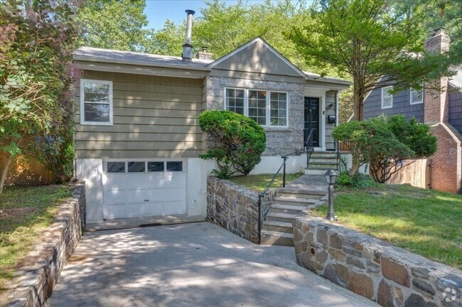 Building Photo - Ranch-style residence offers 3 bedrooms an... Rental