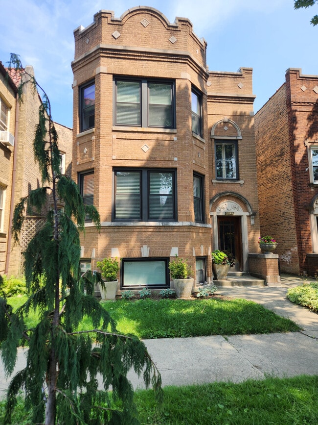 Building Photo - 5749 N Campbell Ave Rental