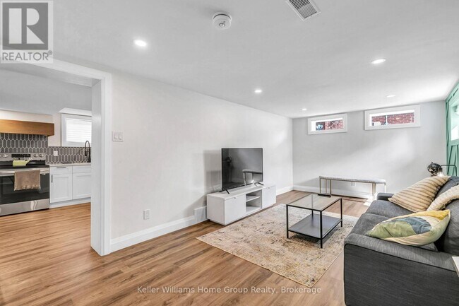 Photo - 496 Manchester Rd