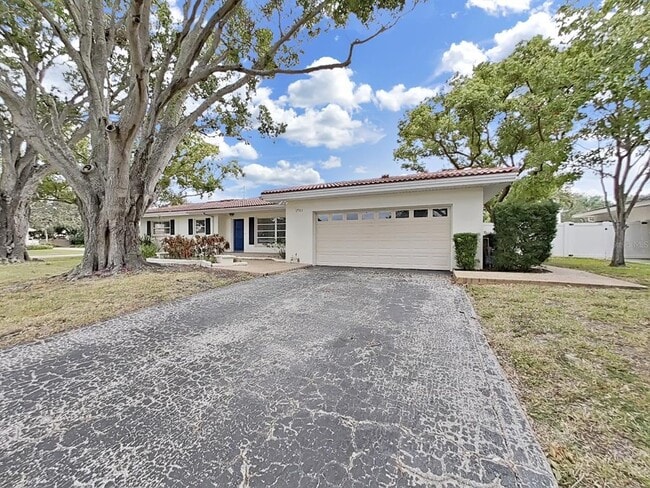 1701 Laurie Ln