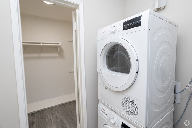 2BR, 2BA - 1050sqft