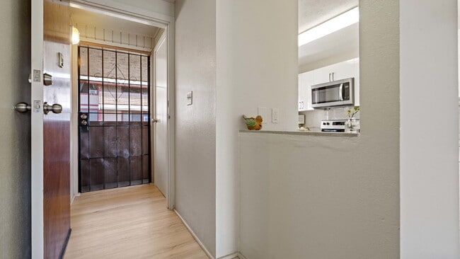 Photo - Renovated 2br/1ba/2pkg 3rd Fl Townhome Unit 312