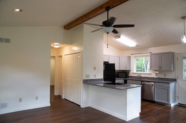 Photo - 204 Potomak Trail