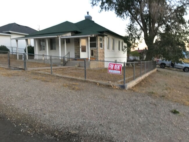 Photo - 3 Bedroom in McGill with basement  and Cov...