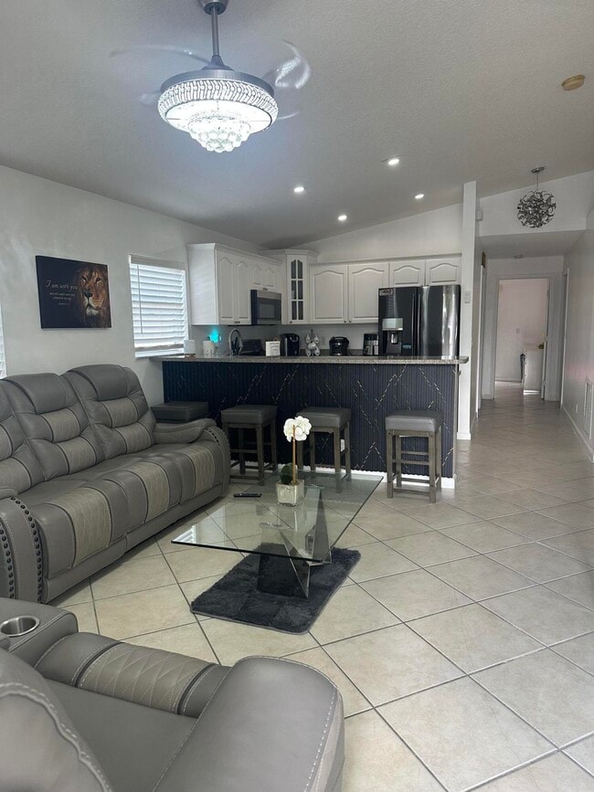 Photo - 4942 Dillon St