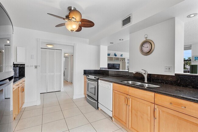 Photo - 1000 Parkview Dr Unit 221