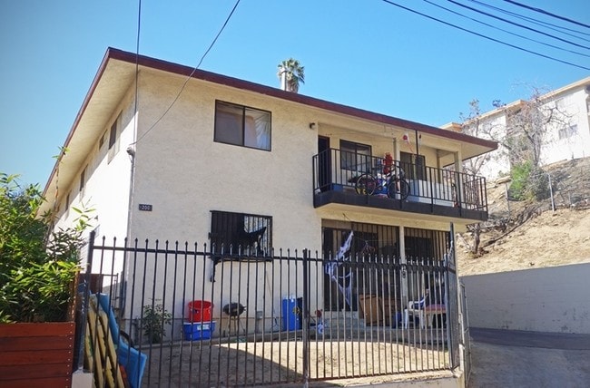 Photo - 200-202 Avenue 58