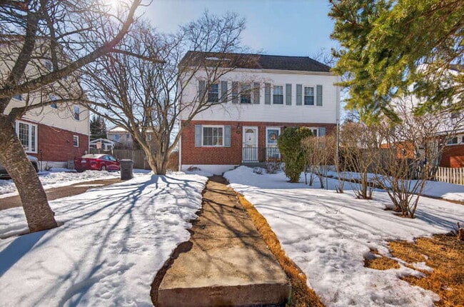 Building Photo - 2207 Sweetbriar Dr