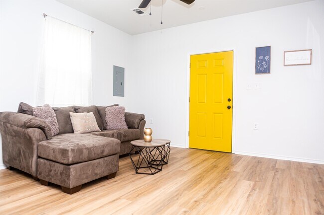 Photo - 1933 Industry St