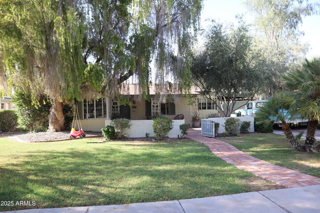 Photo - 1526 W Wilshire Dr House