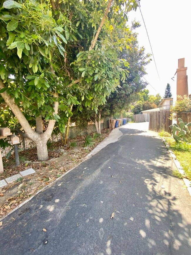 Building Photo - Midtown Ventura - Single story, three bedroom, two bath apartment