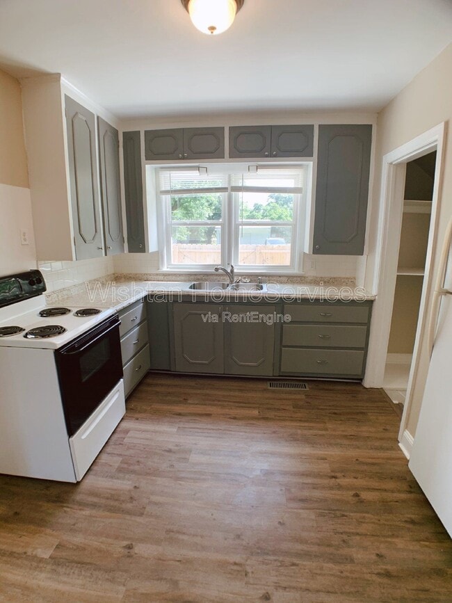 Photo - 437 W Murray St