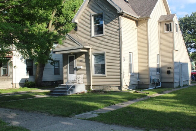 Building Photo - 1211 W Michigan Ave Unit 1211