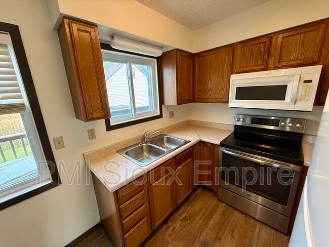 Photo - 614 E 6th St